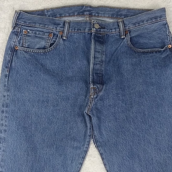 Levi's 501 Men's Blue Medium Wash Button Fly Five Pocket Straight Leg Denim Jean - Picture 3 of 10